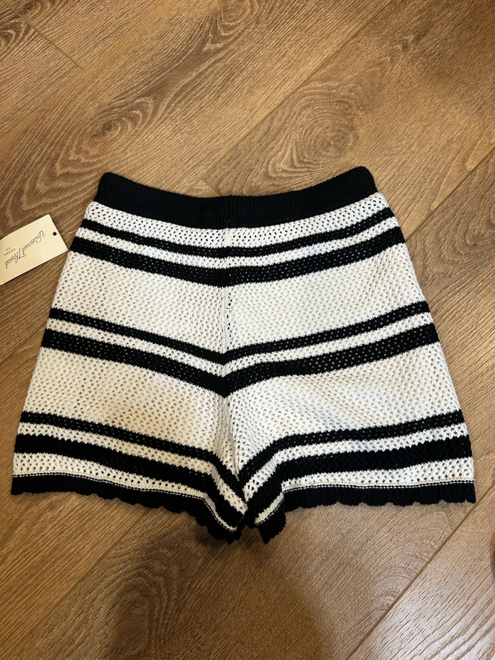 Mid-Rise Openwork Pull-On Shorts XS white &Black Striped crochet scallop hem - Picture 8 of 9